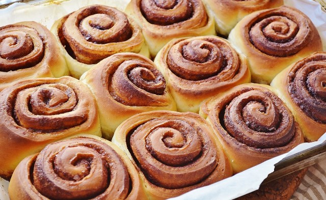 brioches à la cannelle à la sortie du four