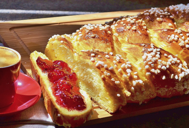 brioche-tressée avec confiture