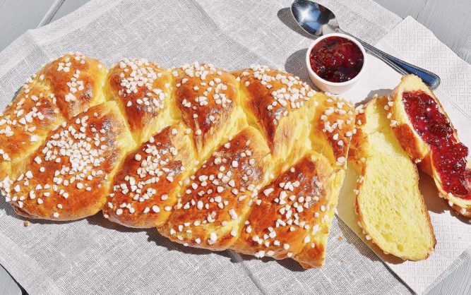Brioche tressée - braided brioche with orange blossom water