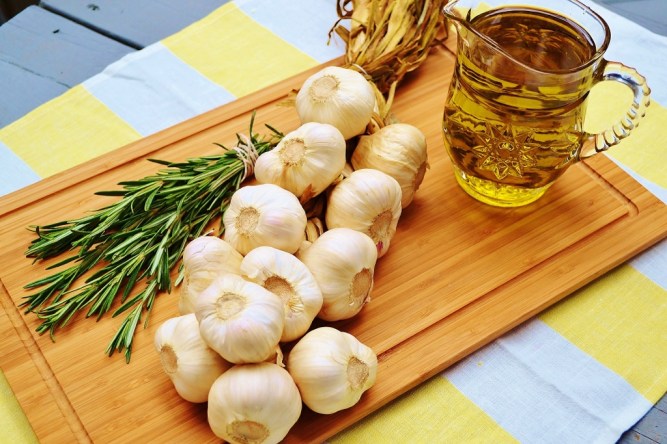 ingrédients ail confit www.catherinecuisine.com (1024x683)