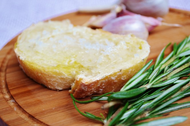 tartine d'ail confit www.catherinecuisine.com (1024x683)