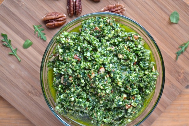 Pesto de roquette et pacanes grillées
