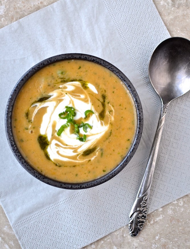 Soupe turque au boulgour, aux lentilles rouges et à la menthe