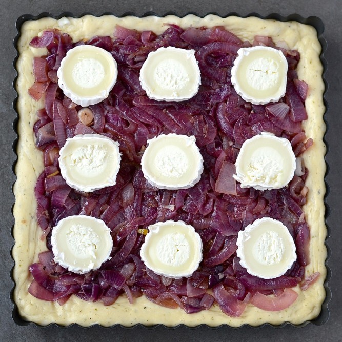 Pizza à l'oigon rouge et au chèvre, pâte aux herbes de Provence - Red onion and goat cheese pizza with herbes de Provence crust