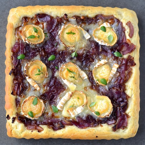 Pizza àa l'oignon rouge caramélisé et au chèvre - Caramelized red onion and goat cheese pizza