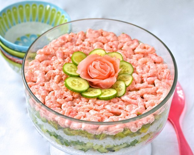 Salade de riz et crevettes comme un maki géant