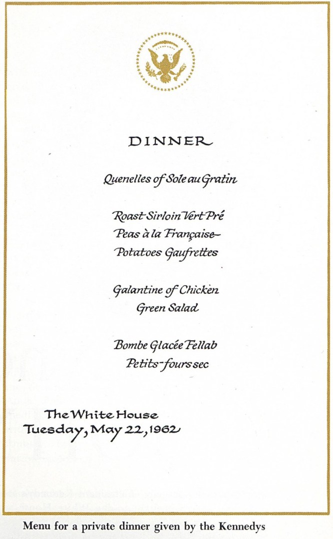 L'estragon est une herbe que je cuisine trop peu souvent. Son puissant arôme anisé est vraiment délicieux avec le poulet. J'ai grandi au persil frisé dans les années 70, pour ensuite découvrir le basilic à l'adolescence et apprivoiser la coriandre dans la jeune vingtaine. L'estragon sera-t-il l'herbe de ma quarantaine? En tout cas, j'ai vraiment envie de l'utiliser plus souvent dans ma cuisine...