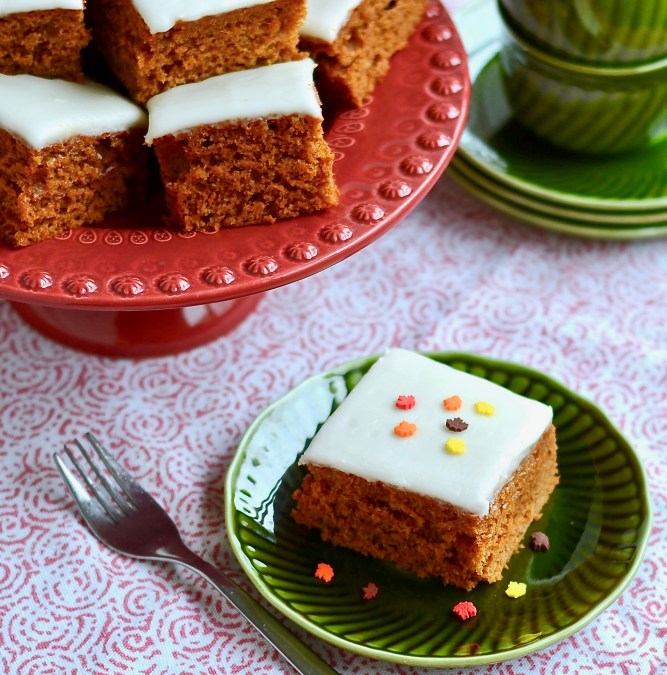 Morceau de gâteau à la soupe aux tomates